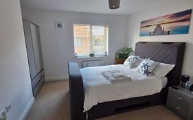 Modern Double Room With En-Suite, Parking & Fast Wifi - Close To Beach