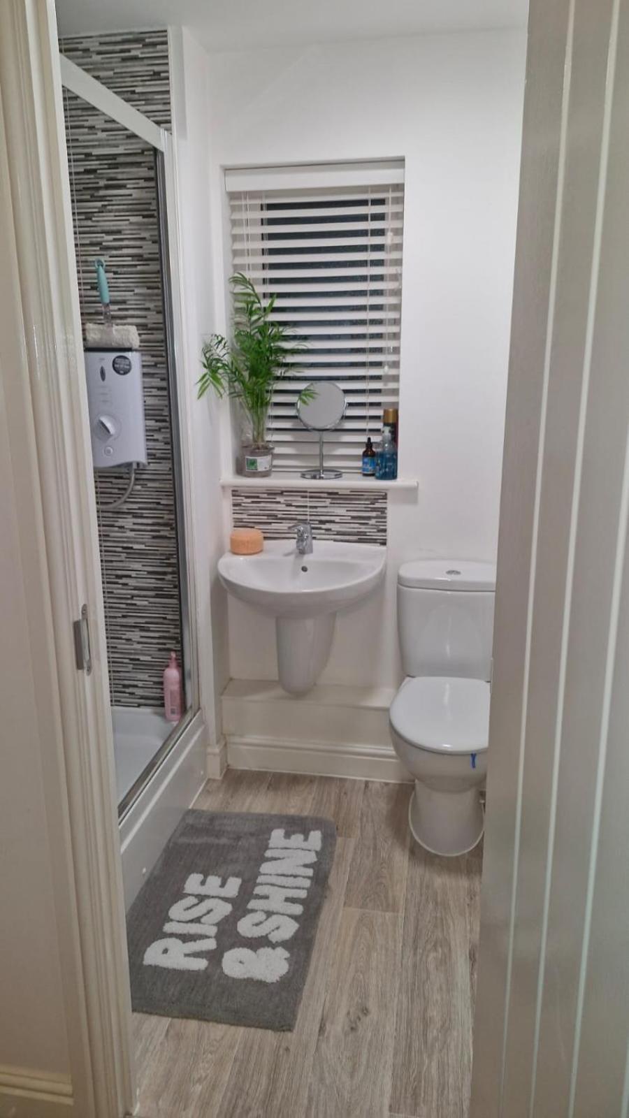 Modern Double Room With En-Suite, Parking & Fast Wifi - Close To Beach Sandgate Exterior foto