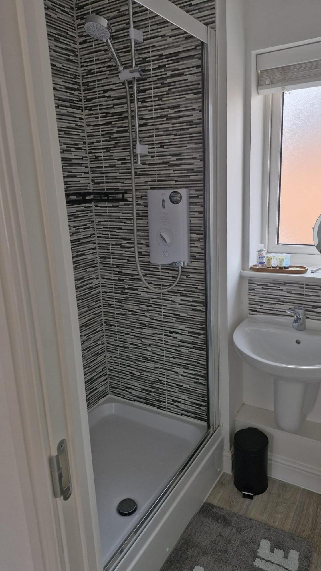 Modern Double Room With En-Suite, Parking & Fast Wifi - Close To Beach Sandgate Exterior foto